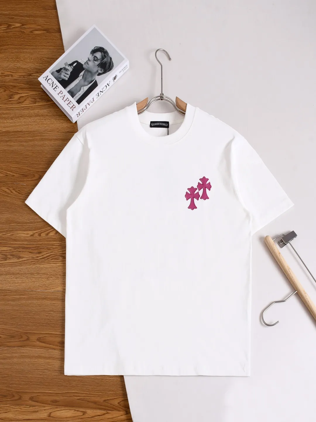 P170 Chrome Hearts CH Cross 26SS New product is hot at the same time💥 Early spring classic style Colorful double cross on the chest 🪡 Embroidery Large logo cross on the back Horseshoe and leather willow ding Sanskrit ✝️🪡 Embroidery Round neck short-sleeved T-shirt, a popular style, a style that both men and women like, the same style for men and women, 100% chance of turning heads when you wear it when you go out! It’s all about being handsome. The designer’s classic sense is precisely grasped. The whole piece of clothing is heavy. Industrial washing process. Ready-made garments are dyed + sprayed for a horse effect. The double-wash process is very recognizable. It uses heavy washing to make it distressed. The edges of the patch are slightly rolled and naturally distressed. It has a three-dimensional sense of layering and a little damage. It is very visually lethal. It adheres to Kroxin's consistent rough style. The chest and back are large, and the horseshoe flower printed patch pattern is embroidered and decorated. It is also decorated with silver metal engraved distressed buttons. The classic elements full of brand recognition instantly enhance the overall sense of grade and specification. Its texture is quite high-end! The overall feeling is high-end, simple and elegant, with silver hardware accessories, a full set of customized accessories, and the pattern of the entire dress is all decorated with patchwork three-dimensional embroidery technology, which is the finishing touch of the entire dress. The design on the back is even more eye-catching! ! This full back is so cool, it’s full of design, and the overall upper body style highlights fashion and individuality. Wearing it together as a couple is even more popular on the street. I recommend the early autumn sweatshirt! ! The fabric is a unique 320g 100% cotton, which is skin-friendly, breathable, warm to the touch, has a strong texture, and has smooth lines. It can be called a back killer, which has very strict requirements on craftsmanship and cost. The smooth neckline, flat cuffs and hems, the stitches are large and tight, tight and orderly, and the details are perfect. The consistent OS version can be worn alone or layered. It is very casual, but very iconic! It is simply the flagship of high-end trendy brands and must be included in your wardrobe. It has the American fashion spirit of freedom and individuality, and is highly recognizable and stylized! Color: Black White Size: S-XL Size chart: S: Shoulder width 50-Bust 56-Length 70 M: Shoulder width 52-Bust 57-Length 72 L: Shoulder width 54-Bust 59-Length 74 XL: Shoulder width 56-Bust 62-Length 76